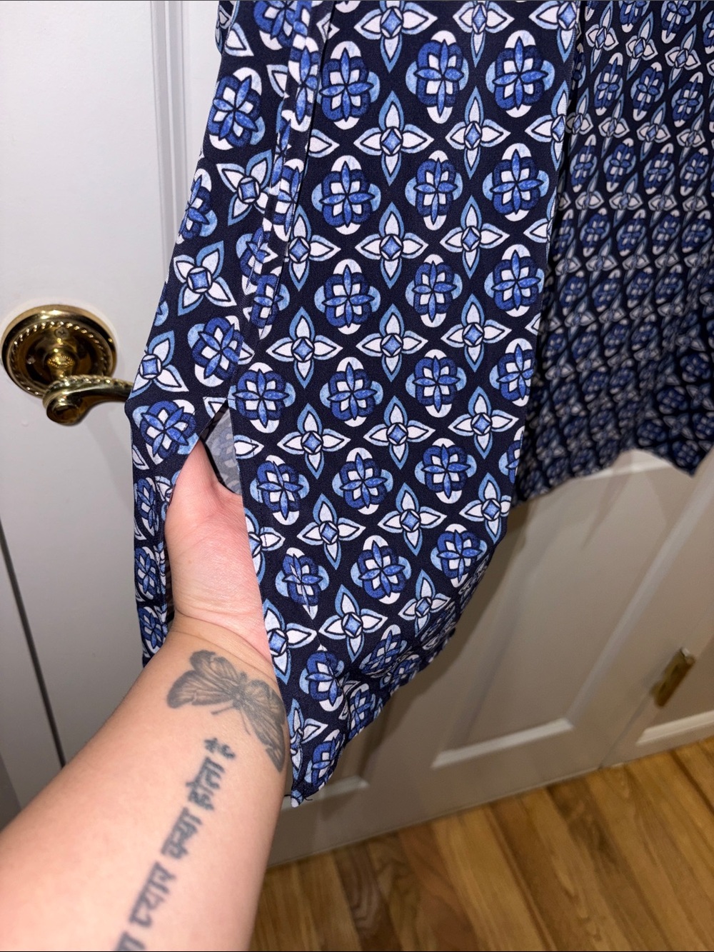 🏡 JM Collection Geometric Pattern 3/4 Sleeve Blouse - Blue & White - Size L - Picture 9 of 10